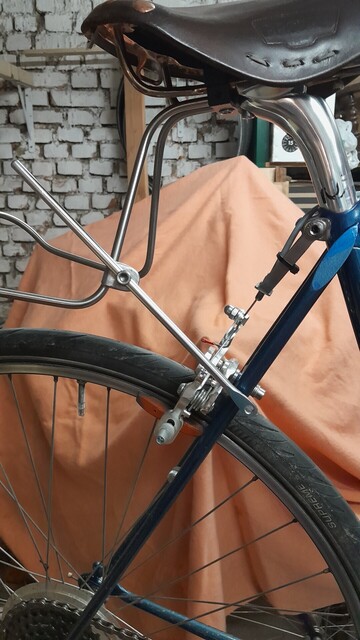 The strut clamped to the bagman points to a spot near the seatstay bridge of the bike.