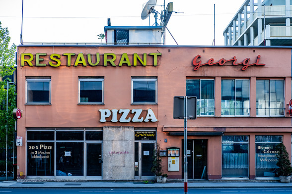 Foto einer Pizzeria mit dem Namen Restaurant Georgi. Man sieht, dass die Pizzeria schon lange geschlossen hat.