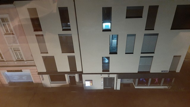 Blick aus einem Hotelfenster in Klagenfurt. Regen, nachts.