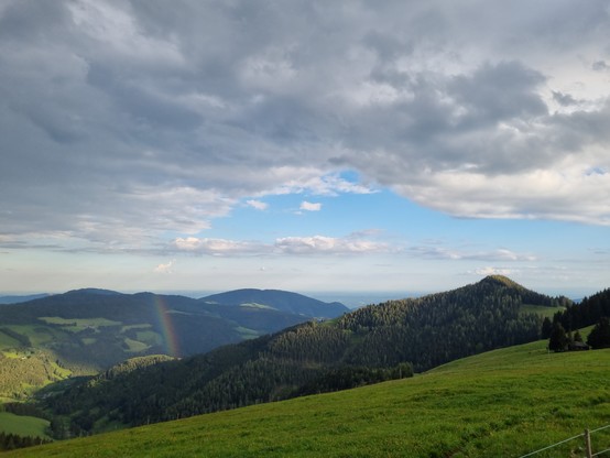 Hügellandschaft mit Regenbogen 
