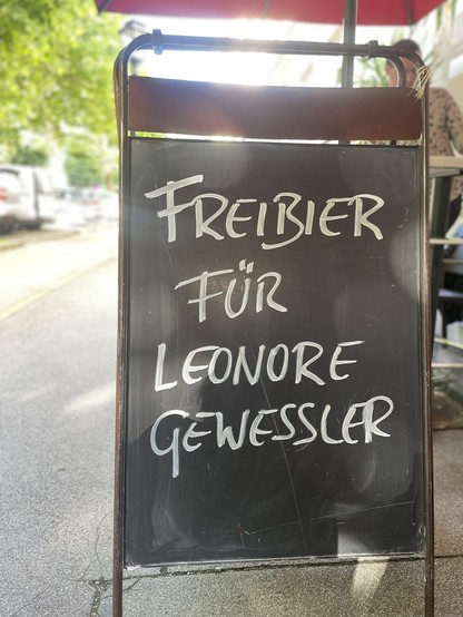 Wirtshaustafel mit der Aufschrift: „Freibier für Leonore Gewessler“