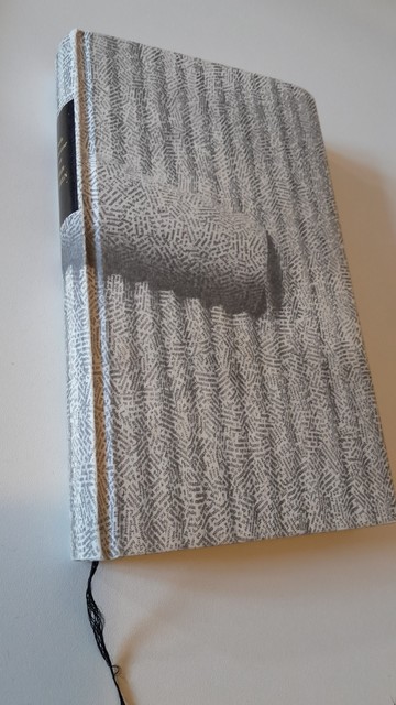 Cover of Übersetzen –ein Vademecum by Judith Macheiner. The title is quite small in gold on a little black panel on the spine