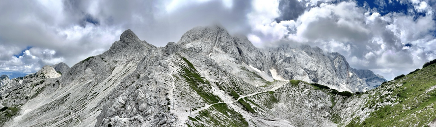 Bergpanorama mit Weggabelung und dem südlichsten Punkt Österreichs vorne