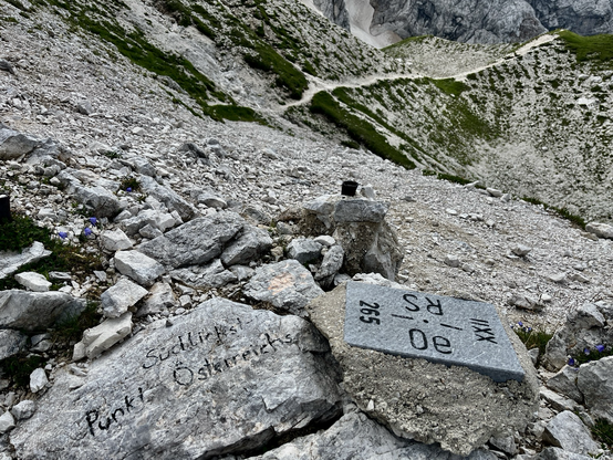 Schrift mit dem südlichsten Punkt Österreichs auf einen Stein geschrieben, Berge im Hintergrund 