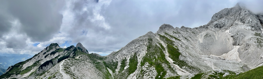 Bergpanorama mit Weggabelung und dem südlichsten Punkt Österreichs