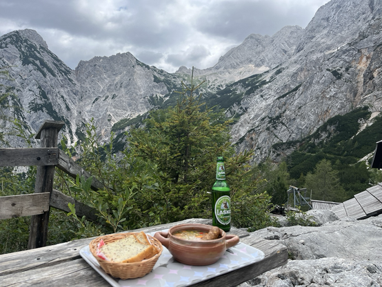 Bergpanorama mit einer Bierflasche und einer Suppe vorne