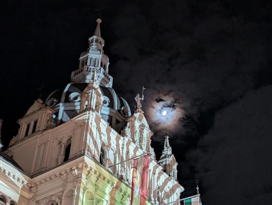 Grazer Rathaus mit Adventbeleuchtung und Mond