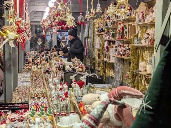 kitsch X-mas stuff to buy, displayed with great light