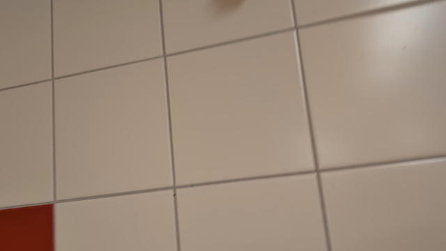 Vollaufgedrehter Duschkopf mit wenigen Tropfen im Ergebnis