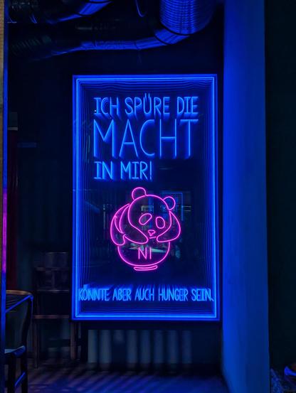 LED Installation mit Spruch:
Ich spüre die Macht in mir.
Könnte aber auch Hunger sein