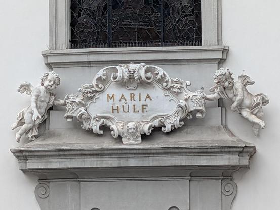 Schrift über dem Eingang zur Maria Hilf Kirche mit "Maria Hulf" und einem "v"(?) über dem "u"