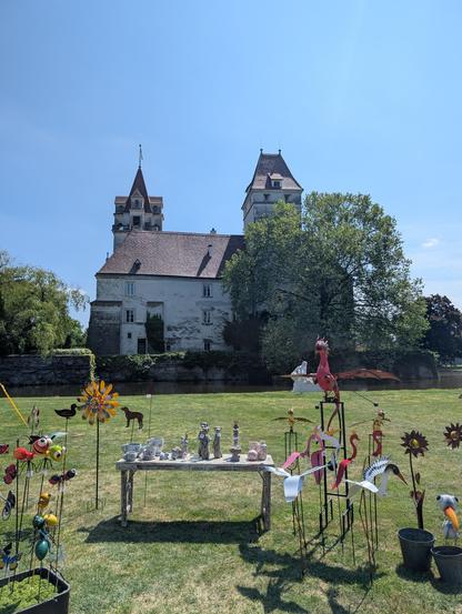 Dekozeug vorm Schloss