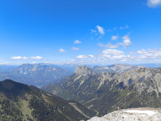 Panoramablick über mehrere Berge. Blauer Himmel.