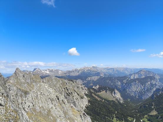 Panoramablick über mehrere Berge. Blauer Himmel.