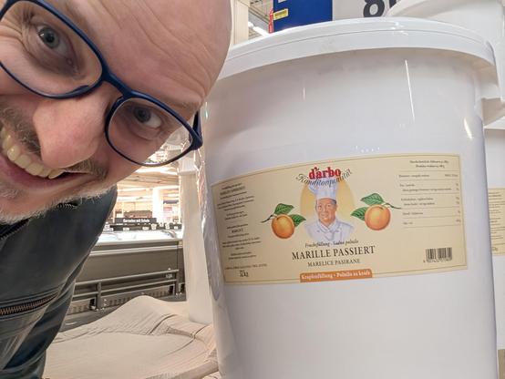 Ich mit 32kg-Kübeln (um 89€) mit Darbo Marillenkrapfenfülle.

(35% Marillen in der Masse)